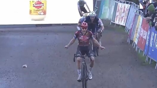 Cyclo cross Dublin 2024 Michael Vanthourenhout s'impose dans un final explosif