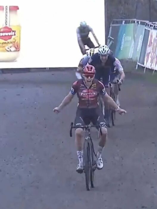 Cyclo cross Dublin 2024 Michael Vanthourenhout s'impose dans un final explosif